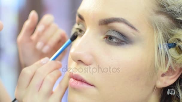 Profesional maquillaje ojo ahumado ojos a la chica modelos — Vídeos de Stock