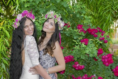 İki komik sevgi kadın arkadaşlar açık havada gülüyor