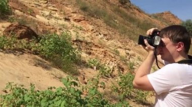 Hareket fotoğrafçıymış. Genç yakışıklı fotoğraf çekerken onun kamera onadı.