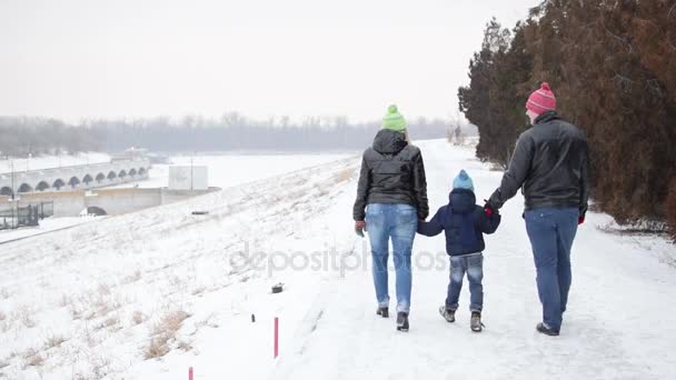 Familia feliz en un paseo de invierno — Vídeos de Stock