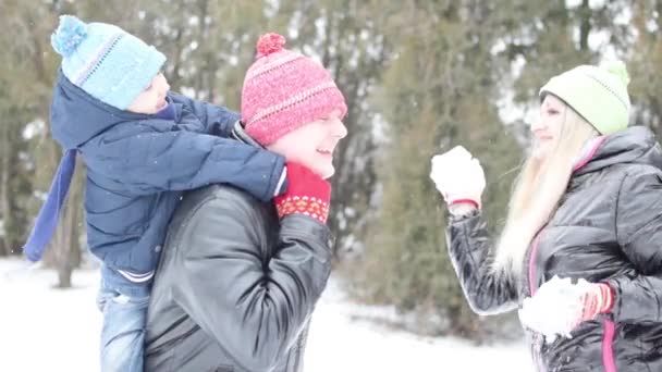 Gelukkige familie op een winter wandeling — Stockvideo