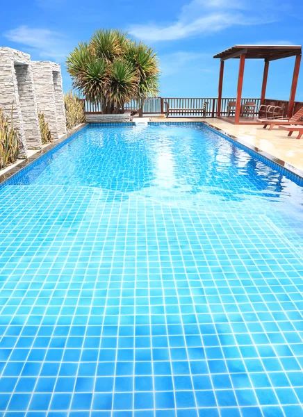 Second swimming pool on top of roof deck building. — Stock Photo, Image