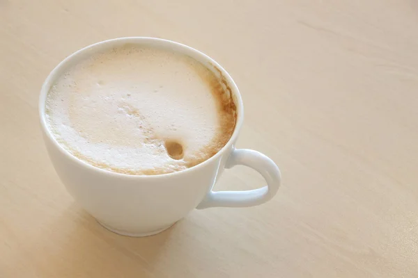 Café com leite sobre mesa de madeira clara . — Fotografia de Stock