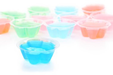 Beyaz zemin üzerine açık mavi jöle Kupası.