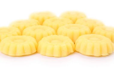 Mung fasulye puding çiçek kalıp beyaz zemin üzerinde.