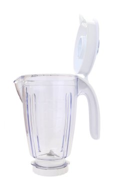 Beyaz arka plan üzerinde kapaklı yan plastik blender kabı.