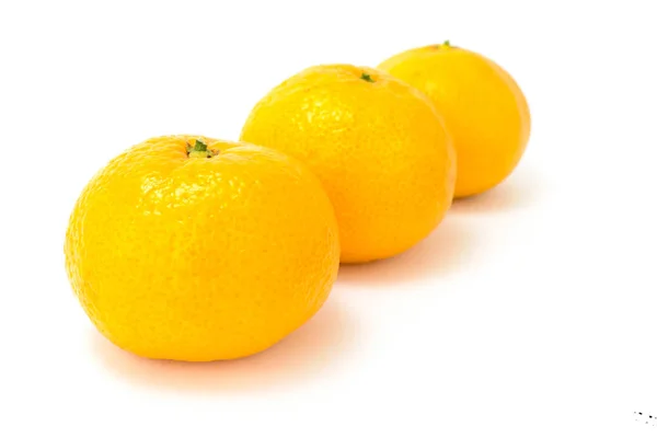 Mandarini maturi su bianco — Foto Stock