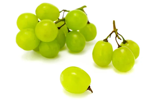 Um bando de uvas maduras num branco — Fotografia de Stock