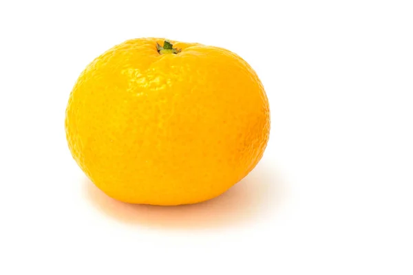 Beyaz üzerinde olgunlaşmış mandarin — Stok fotoğraf