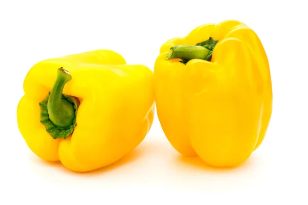 Zwei süße gelbe Paprika auf weißem Hintergrund — Stockfoto