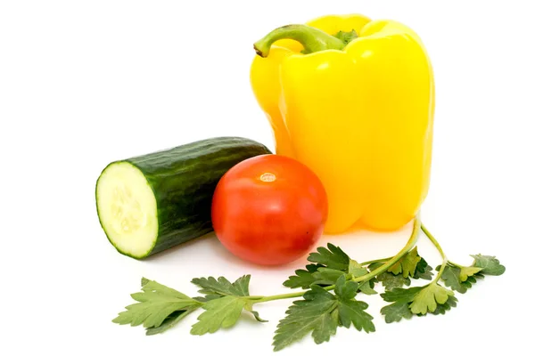 Légumes, tomates, concombres, poivrons et persil sur un blanc — Photo