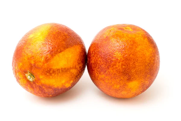 Dos mandarinas rojas sobre un blanco — Foto de Stock