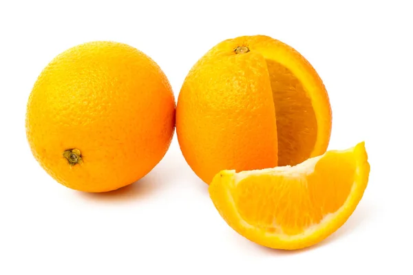 Ώριμα πορτοκάλια σε ένα λευκό — Φωτογραφία Αρχείου