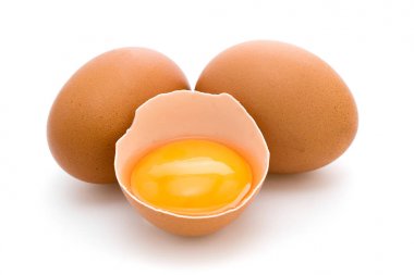 Beyaz arka plan üzerinde kırık yumurta