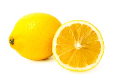 Beyaz arka planda dilimlenmiş limon