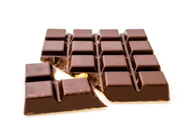 beyaz zemin üzerine koyu çikolata