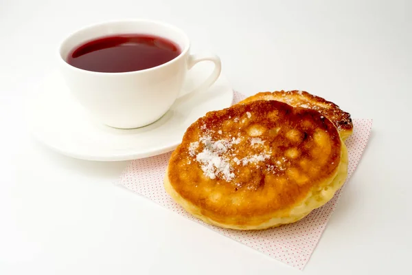 Tasse Tee mit Pfannkuchen auf einem weißen — Stockfoto