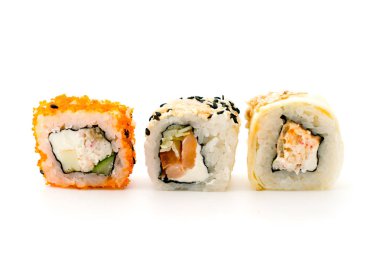 Beyaz zemin üzerinde üç suşi roll.