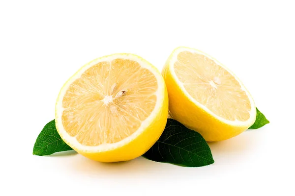 Лимон на белом фоне, изолированный — стоковое фото