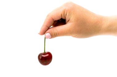 Elinde beyaz zemin üzerine kırmızı kiraz