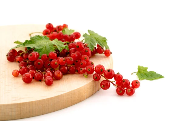 Ripe red currants on a wooden plate — Stock Photo, Image