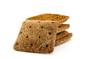 Beyaz arka plan üzerinde siyah ekmek dilimlenmiş