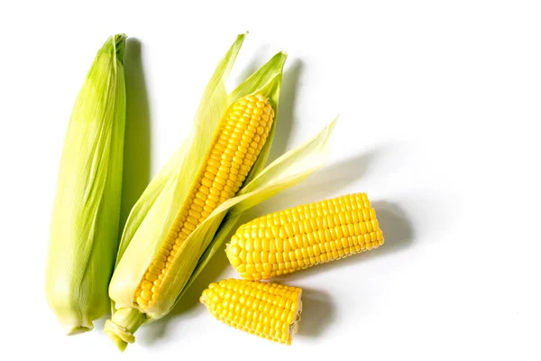 Ripe corn on a white. The view from the top — Stock Photo, Image