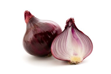 Beyaz bir arka plan üzerinde olgun kırmızı soğan.