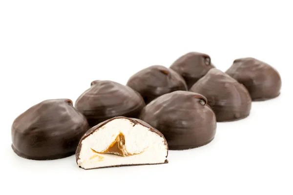 Marshmallow lezat dalam coklat di atas putih — Stok Foto