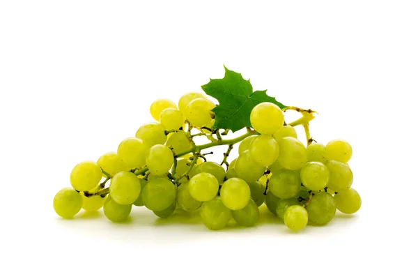 Uvas verdes con hoja sobre blanco —  Fotos de Stock