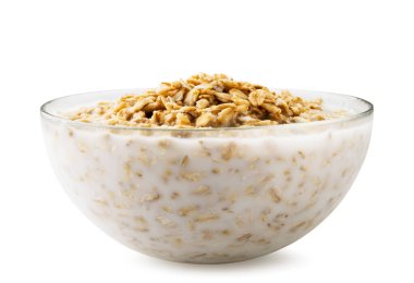 Beyaz arka planda cam tabakta sütlü yulaf ezmesi. İzole edilmiş.