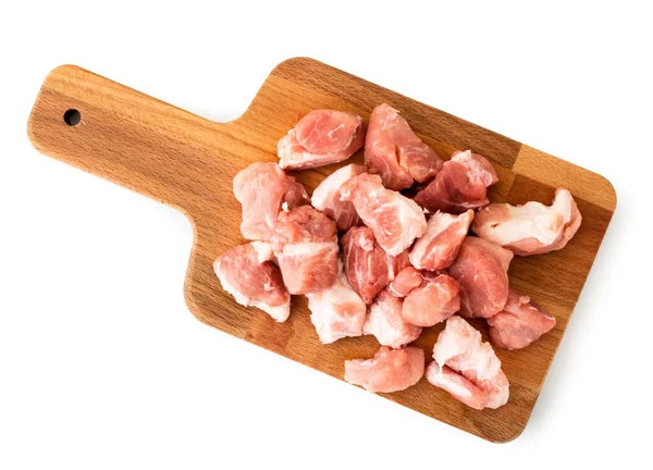 Кусочки сырого мяса на деревянной доске на белом. Вид сверху . — стоковое фото
