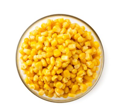 Beyaz arka planda bir tabakta konserve mısır taneleri. Zirvenin görünümü.