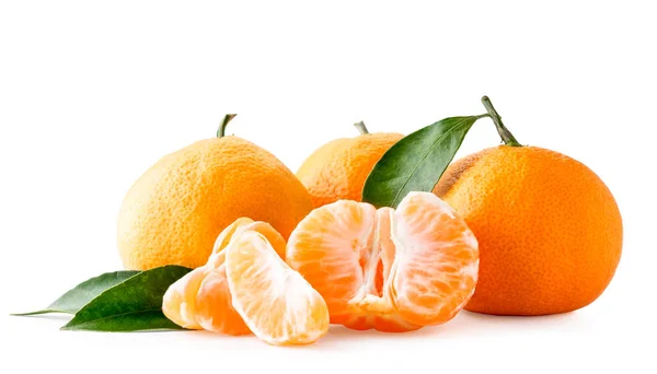 Rijp mandarijnen met bladeren en geschild op een witte, geïsoleerde. — Stockfoto