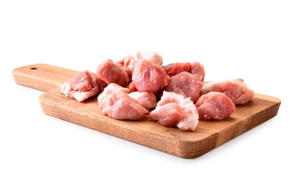Куски сырого мяса на кухонной полке на белом фоне. Isolated — стоковое фото