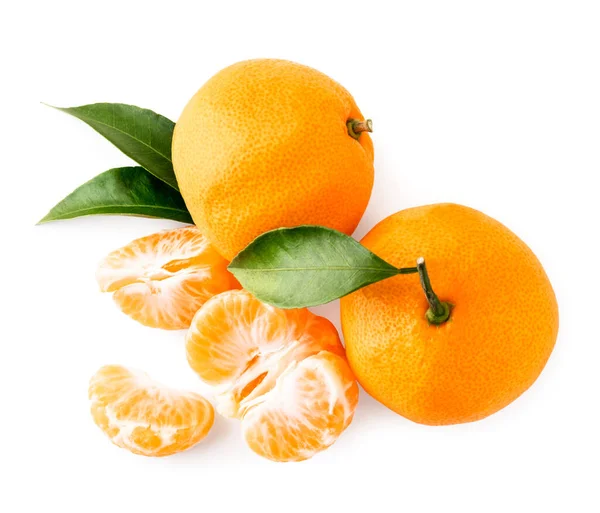 Twee rijpe mandarijnen met bladeren en geschilde plakjes op een wit. Het uitzicht op de top. — Stockfoto