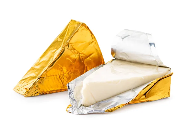 箔中的奶酪三角形在白色上打开包装的特写。 被隔离了 — 图库照片