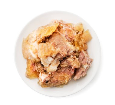 Beyaz arka planda bir tabakta konserve et. Zirvenin görünümü.