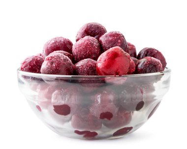 Beyaz arka planda cam bir tabakta donmuş kirazlar. İzole edilmiş