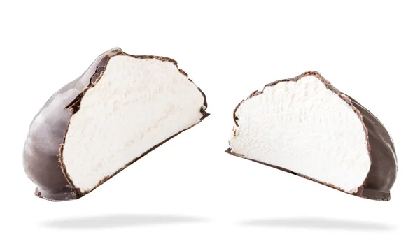 Due metà di marshmallow in mosche di cioccolato su un bianco. Isolato — Foto Stock