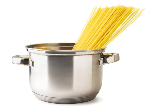 Spaghetti in een pan op een witte achtergrond. geïsoleerd — Stockfoto