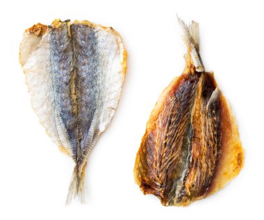 Kurutulmuş sarı çizgili balık, beyaz arka planda selar yakın plan. İzole edilmiş, üst görünüm