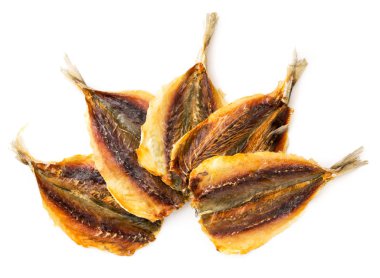 Kurutulmuş sarı çizgili balık, grup halinde beyaz arka planda yakın plan. İzole edilmiş, bira aperatifi.