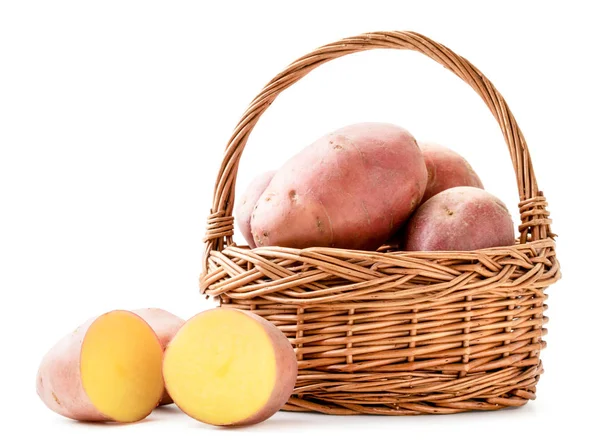 Patatas frescas y mitades en una canasta sobre un fondo blanco. Aislado —  Fotos de Stock