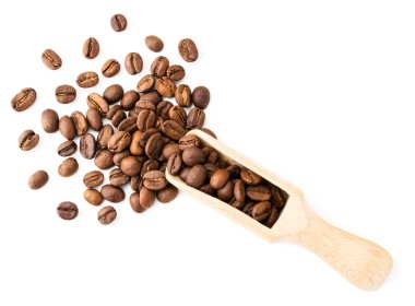 Kahve çekirdekleri ahşap bir spatuladan beyaz üzerine döküldü. Zirvenin manzarası.