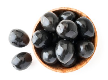 Siyah zeytinler, beyaz arka planda, kapak manzaralı bir kapta. İzole edilmiş