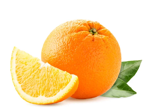 Rijp oranje met een schijfje en blaadjes op een witte achtergrond. geïsoleerd — Stockfoto