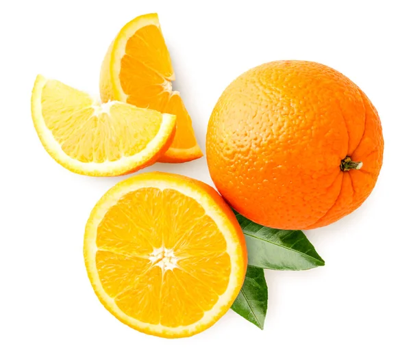 Ωριμάζουμε πορτοκαλί με το μισό, φέτες και φύλλα σε λευκό φόντο. Μεμονωμένα — Φωτογραφία Αρχείου