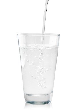 Cam Kupa, beyaz arka planda yakın plan su ile doldurulur. İzole edilmiş