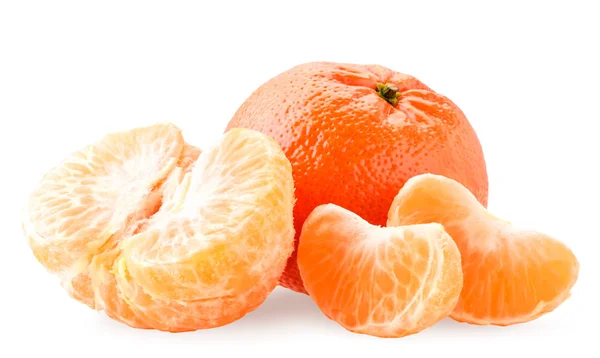 Reife Mandarinen werden zur Hälfte geschält und auf weißem Hintergrund in Scheiben geschnitten. Isoliert — Stockfoto